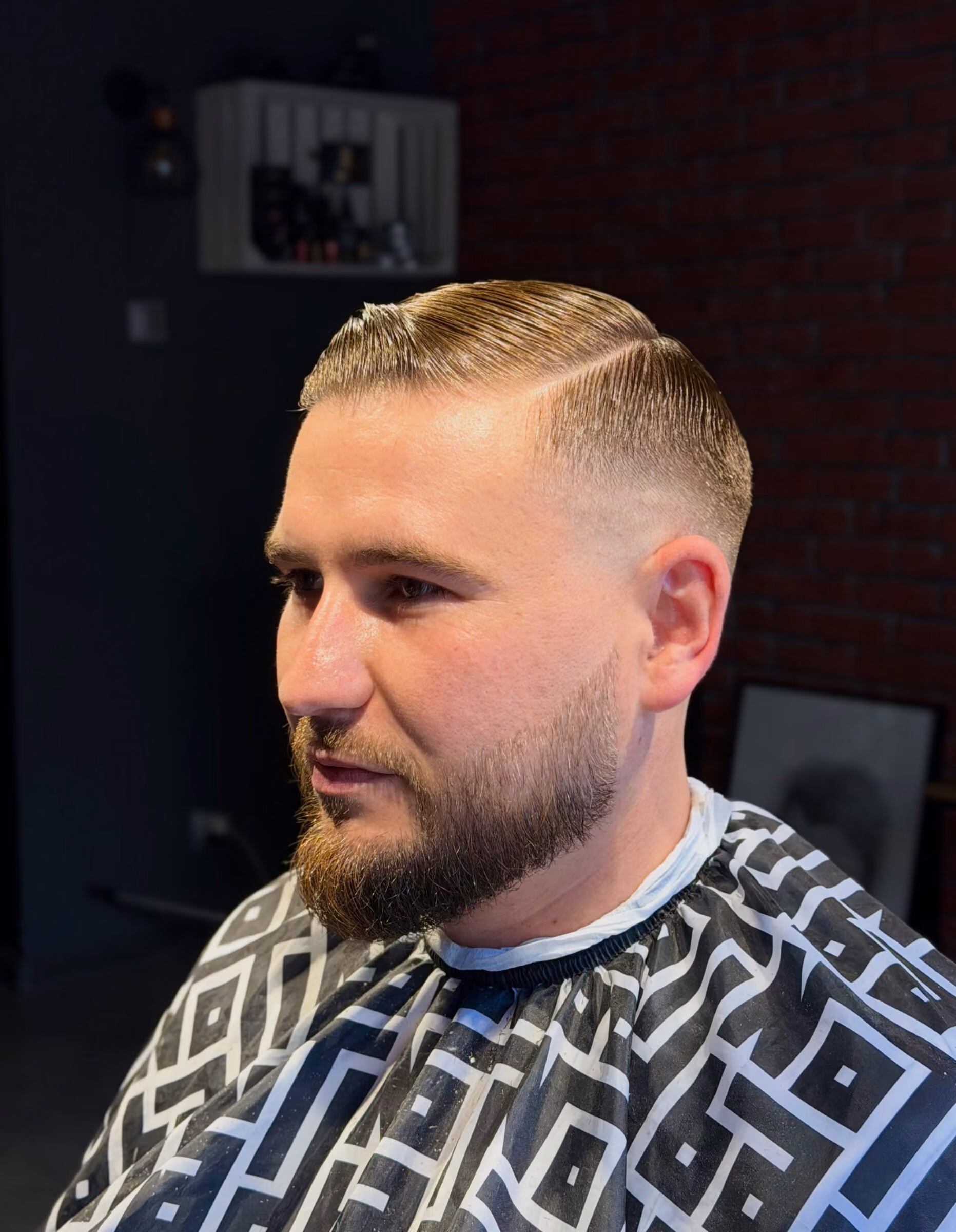 Klient po strzyżeniu z fade'em i trymowaniu brody w barber shopie Konecki Golibroda