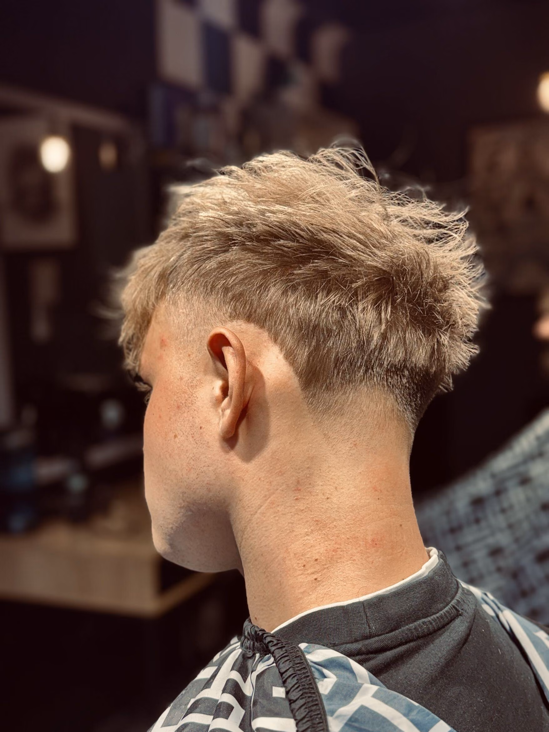 Teksturowany blond top i skin fade, widok z tyłu