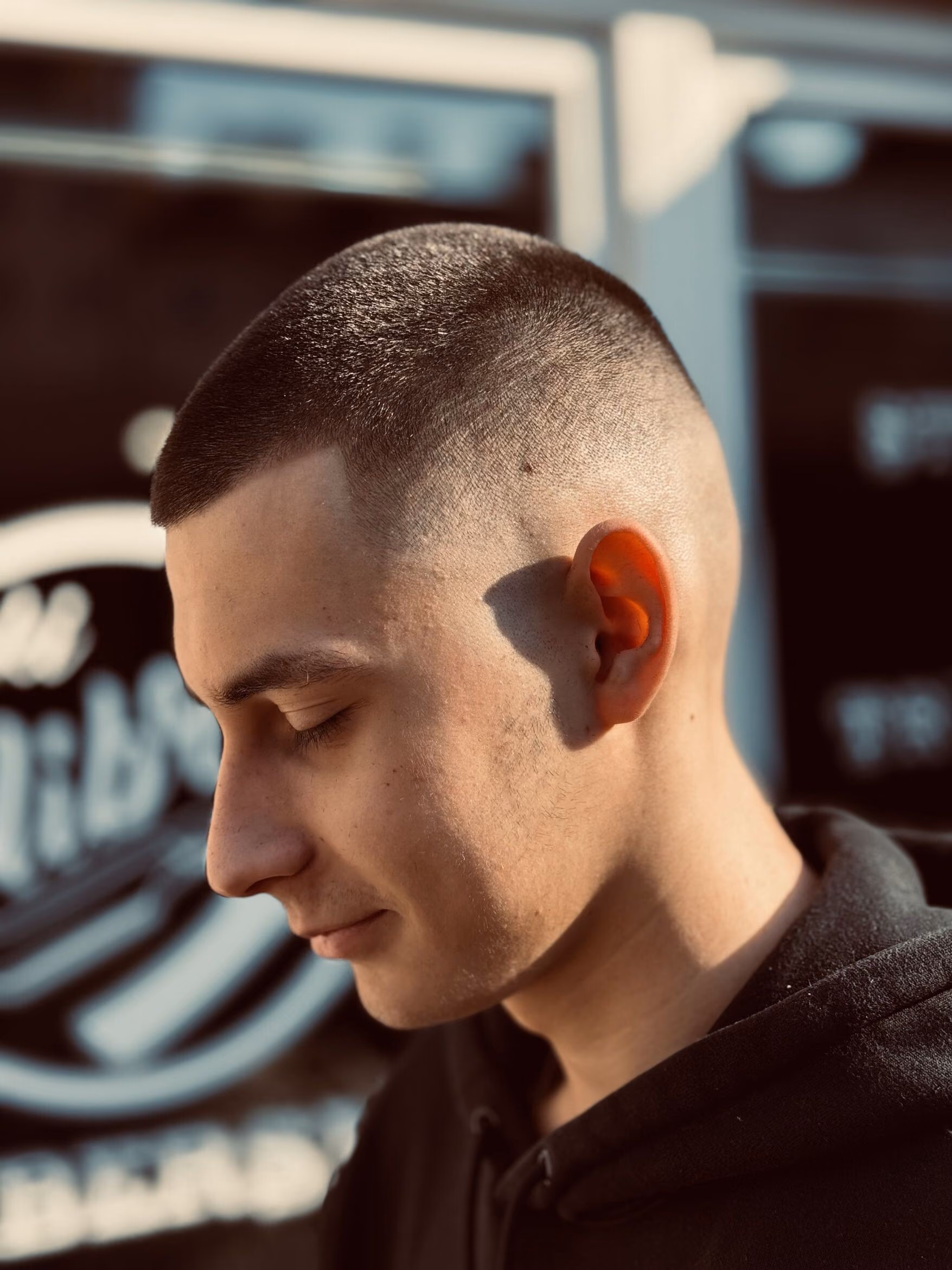 Buzz cut z fade'em na bokach