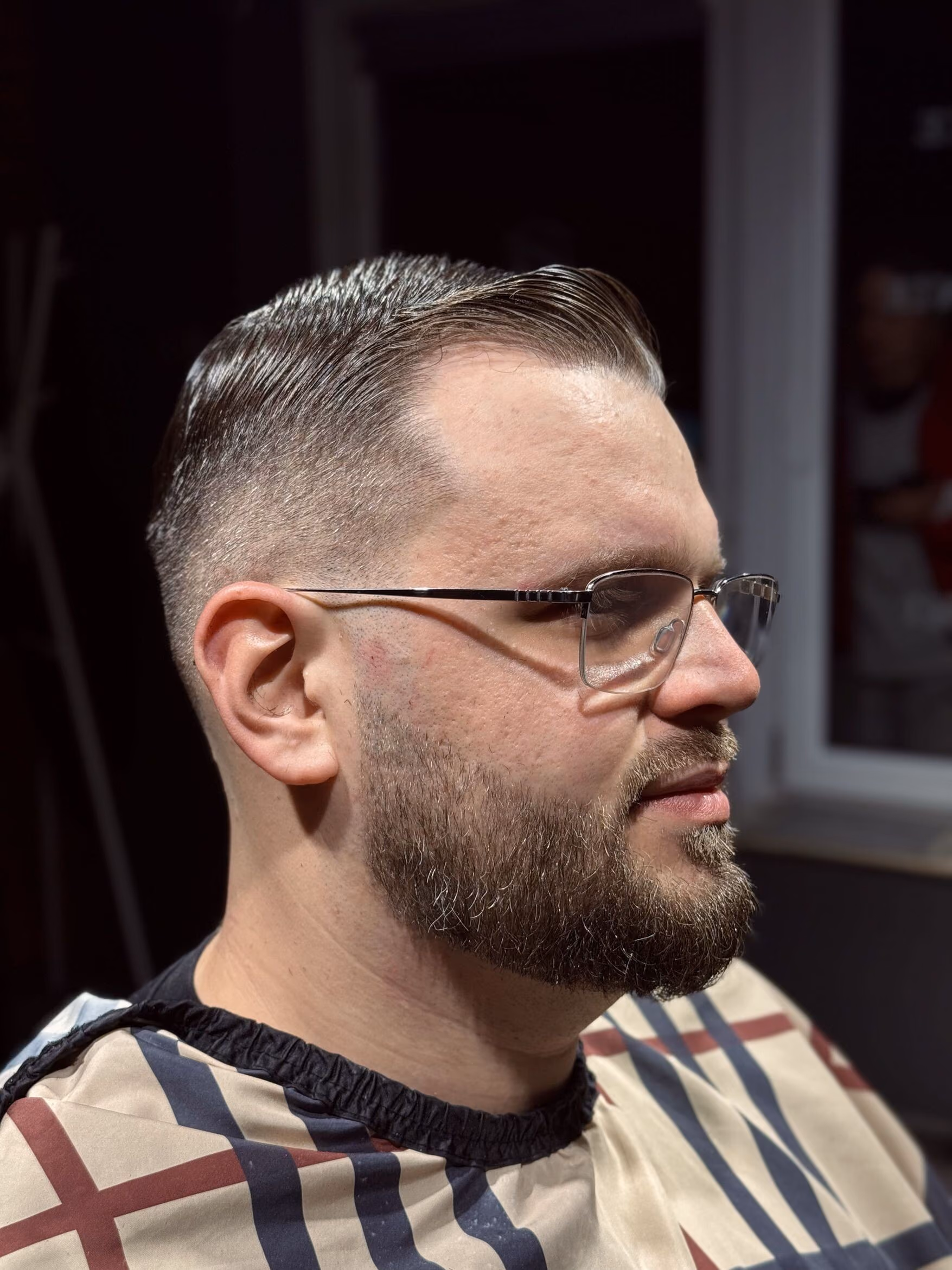 Side part z fade'em i krótko przystrzyżona broda