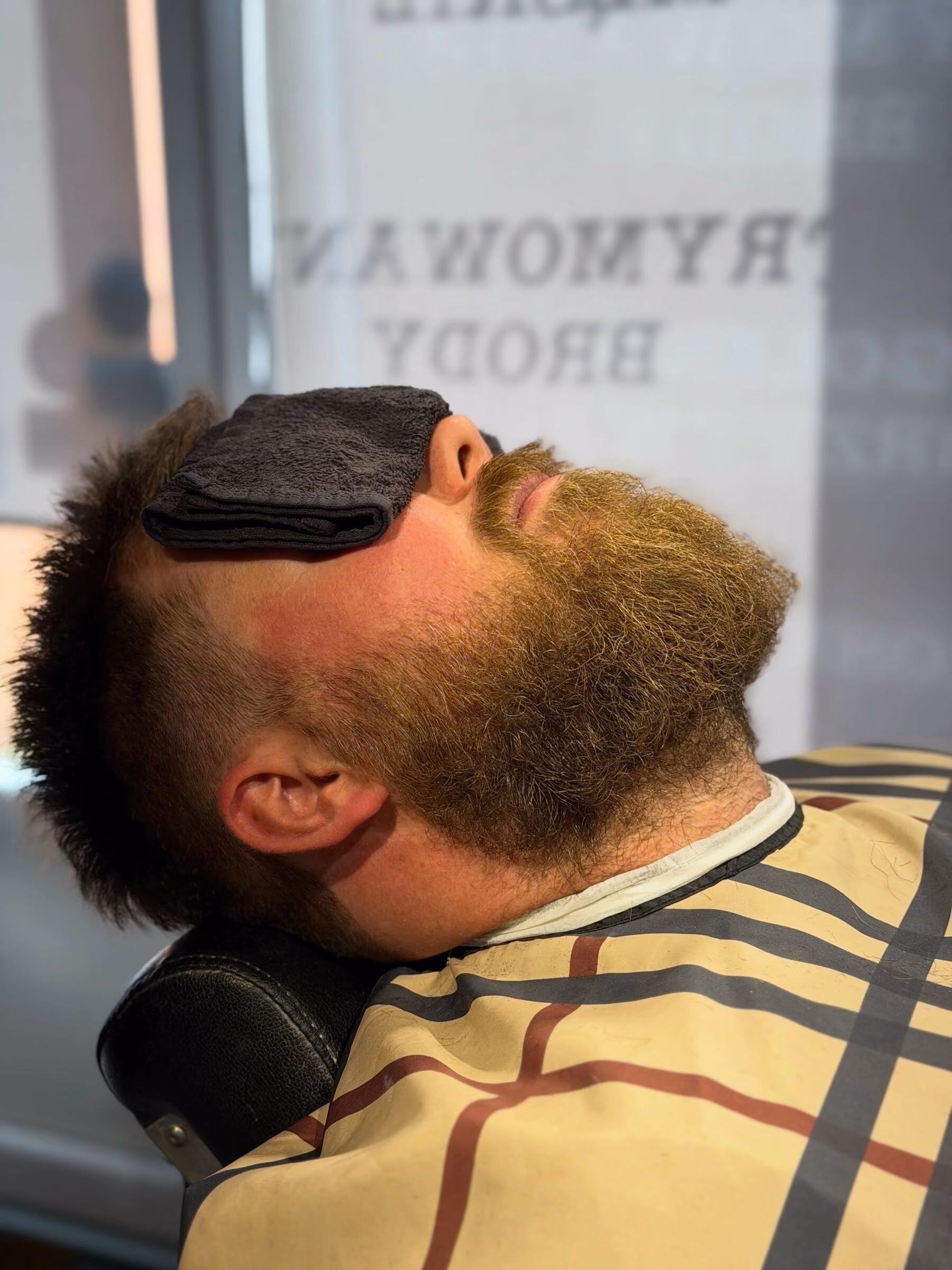 Przed wizytą: zarośnięte włosy i pełna broda